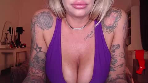 Snapshot of erotic_sadie chatting on October 7, 10:41 am Sadie online show from October 7, 10:41 am