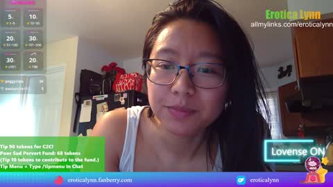 Snapshot of eroticalynn chatting on December 4, 8:51 pm Lynn online show from December 4, 8:51 pm