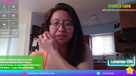 Snapshot of eroticalynn chatting on February 19, 7:59 pm Lynn online show from February 19, 7:59 pm