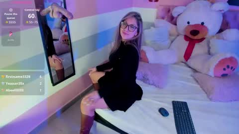 Escarlet online show from October 2, 4:45 pm