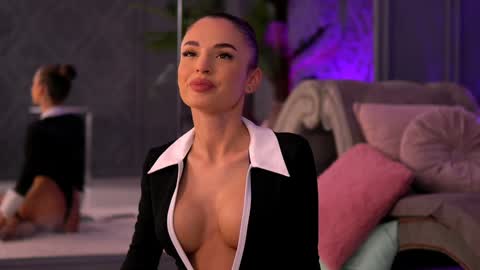 Snapshot of esmeainsley chatting on December 28, 11:16 pm Raluca online show from December 28, 11:16 pm