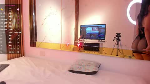 Snapshot of evabloom_ chatting on October 17, 1:47 pm EvaBloom online show from October 17, 1:47 pm