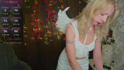 Snapshot of evelittlesinner chatting on October 31, 12:01 am Eve online show from October 31, 12:01 am