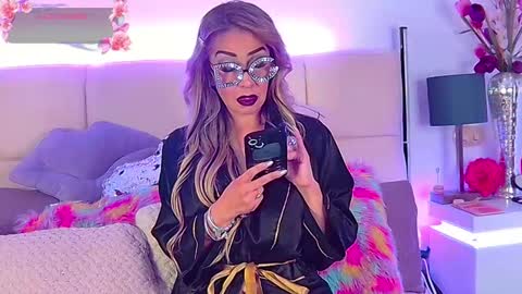 Snapshot of evelynagrey chatting on September 26, 12:03 pm EvelynaGrey online show from September 26, 12:03 pm