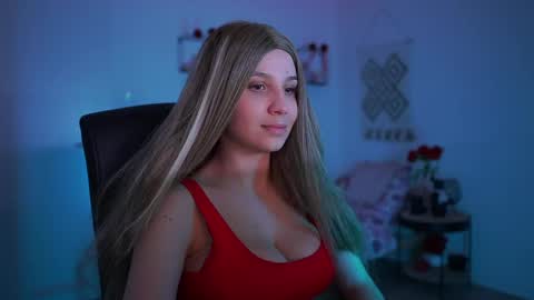 Snapshot of evelyncage_ chatting on March 4, 7:11 pm evelyncage_ online show from March 4, 7:11 pm
