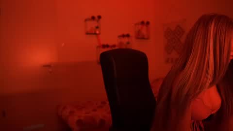 Snapshot of evelyncage_ chatting on March 8, 7:07 pm evelyncage_ online show from March 8, 7:07 pm