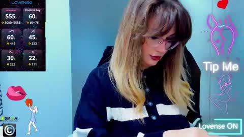 Snapshot of evelyne_rose chatting on October 21, 5:11 am evelyne_rose online show from October 21, 5:11 am