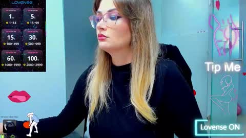 Snapshot of evelyne_rose chatting on October 7, 4:28 am evelyne_rose online show from October 7, 4:28 am