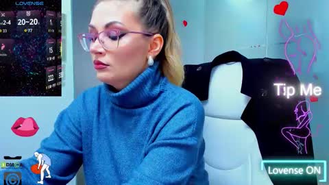 Snapshot of evelyne_rose chatting on October 18, 7:33 am evelyne_rose online show from October 18, 7:33 am
