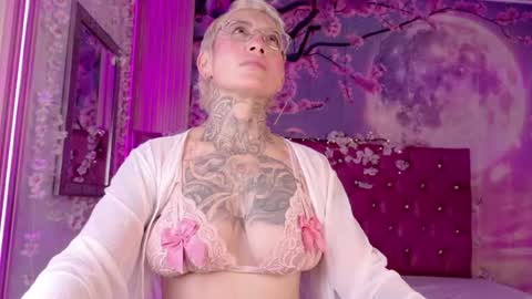 everlyn_sexx online show from April 14, 2:28 pm