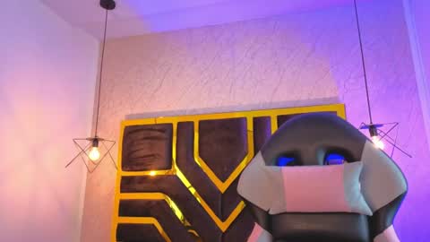 ey_im_simone_ online show from July 23, 12:24 pm