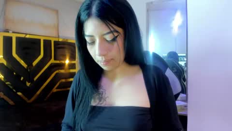 ey_im_simone_ online show from June 30, 12:37 pm