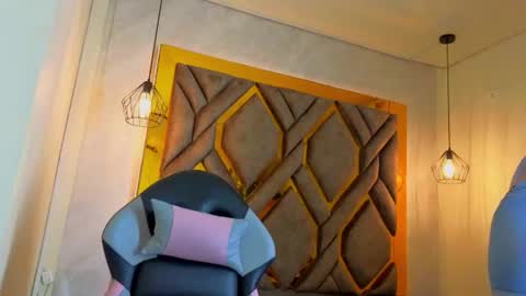 ey_im_simone_ online show from June 21, 12:31 pm