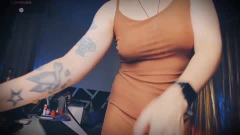 Snapshot of feetfundoll chatting on March 1, 1:53 am Lisa Dove aka FeetFunDoll online show from March 1, 1:53 am