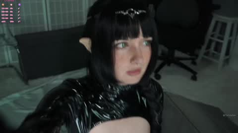 finleyfae online show from October 27, 5:19 pm