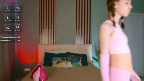 im Linda please give me thumbs up online show from March 28, 10:04 am