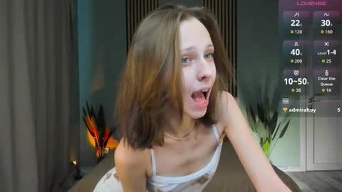 im Linda please give me thumbs up online show from October 30, 3:09 am