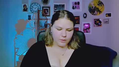 florenceanderson_ online show from October 6, 9:37 am