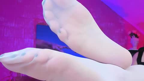 Snapshot of footfetish_baby chatting on October 10, 12:54 pm Molly online show from October 10, 12:54 pm