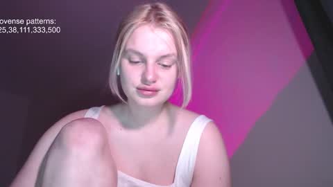 i am your baby Alien  online show from November 25, 7:36 pm