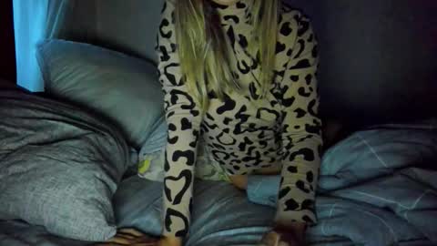 Snapshot of foxy_blond chatting on October 13, 12:13 am Foxy online show from October 13, 12:13 am