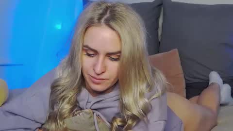 Foxy Kimmi online show from April 11, 7:25 am