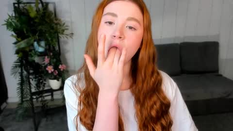 Snapshot of freckle_diyana chatting on February 27, 10:31 pm Diyana online show from February 27, 10:31 pm