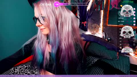 Snapshot of frida_fortune chatting on December 10, 3:30 am Frida A boost to fortune for the one who gives a thumbs up and a bonus lucky for those who support me by joining the fanclub online show from December 10, 3:30 am