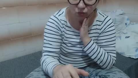Snapshot of fuck_my_face chatting on December 22, 6:49 am Ella online show from December 22, 6:49 am