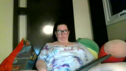 fuzzypeaches87 online show from April 12, 8:06 am