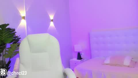 Snapshot of gabriellahoney18 chatting on October 15, 8:22 pm Gabriella online show from October 15, 8:22 pm