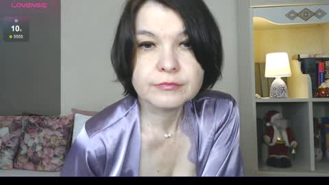 Snapshot of gentlywomen chatting on December 9, 4:34 am Elena online show from December 9, 4:34 am