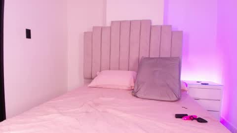gia_roux_ online show from May 14, 7:52 pm