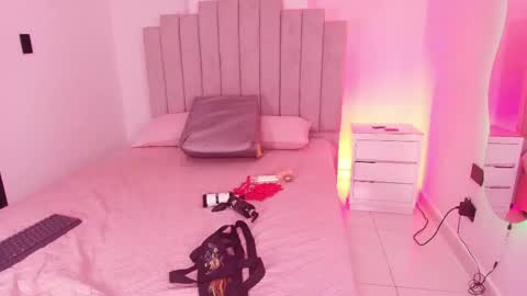 gia_roux_ online show from June 6, 7:53 pm