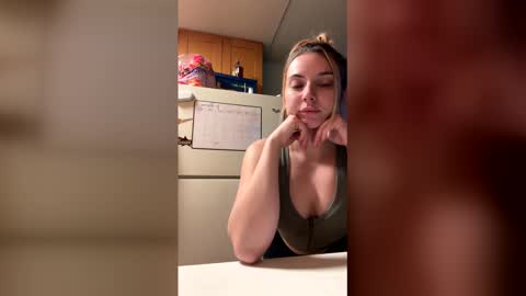 gigilovesyou1997 online show from May 14, 9:37 am
