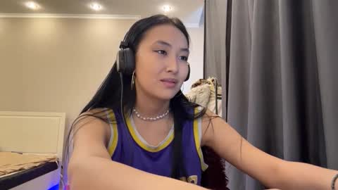 Mia online show from March 17, 10:52 am