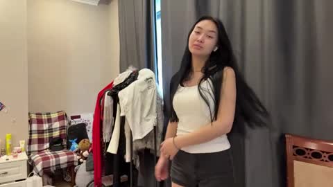 Mia online show from April 4, 11:20 am