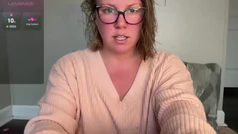 Snapshot of glitterkitty_108 chatting on January 6, 2:03 pm GlitterKitty 108 online show from January 6, 2:03 pm