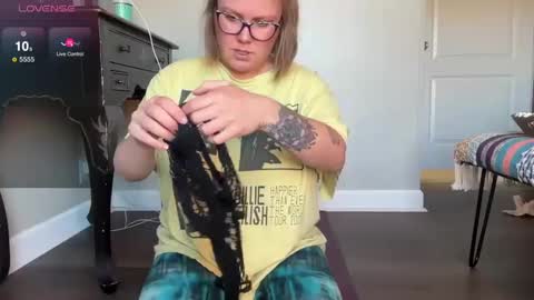 Snapshot of glitterkitty_108 chatting on December 6, 2:17 pm GlitterKitty 108 online show from December 6, 2:17 pm