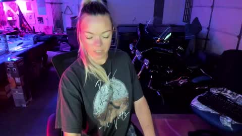 Snapshot of goddess_of_mars chatting on October 23, 2:34 pm Patricia Mars Goddess of Mars twitter thegoddessmindy online show from October 23, 2:34 pm
