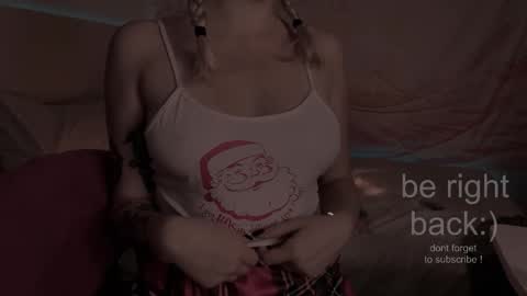 Snapshot of h2h0e chatting on September 11, 2:23 am Lana online show from September 11, 2:23 am