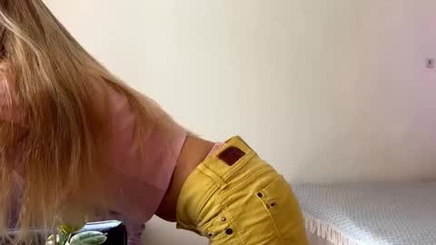 hannah levis  online show from September 17, 7:06 am