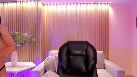 HANNAH J online show from July 27, 12:35 pm