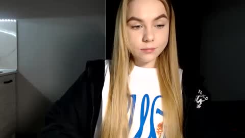 happy_fox_ online show from February 4, 7:44 pm