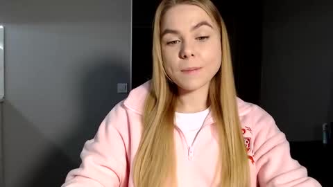 happy_fox_ online show from February 11, 2:57 pm