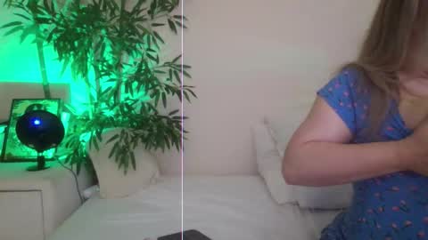 Snapshot of happyalice chatting on October 17, 5:54 am HappyAlice online show from October 17, 5:54 am