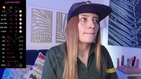 Snapshot of hat_girl chatting on January 20, 9:01 pm Nicole online show from January 20, 9:01 pm