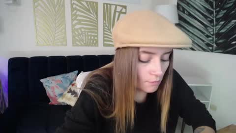 Snapshot of hat_girl chatting on January 29, 4:36 am Nicole online show from January 29, 4:36 am