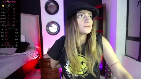 Snapshot of hat_girl chatting on January 15, 5:08 am Nicole online show from January 15, 5:08 am