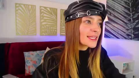 Snapshot of hat_girl chatting on February 25, 4:14 am Nicole online show from February 25, 4:14 am